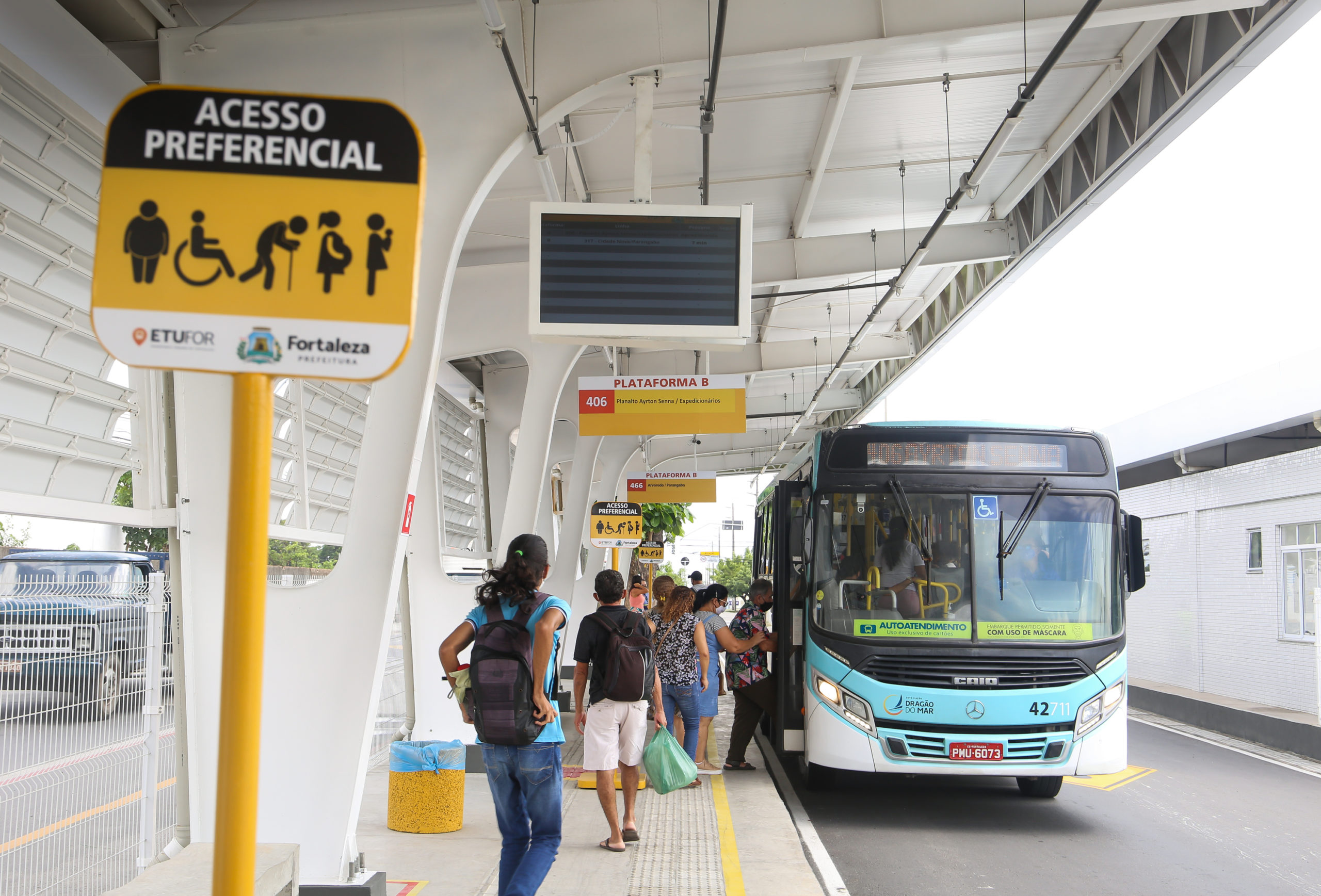 pessoas embarcando em um ônibus